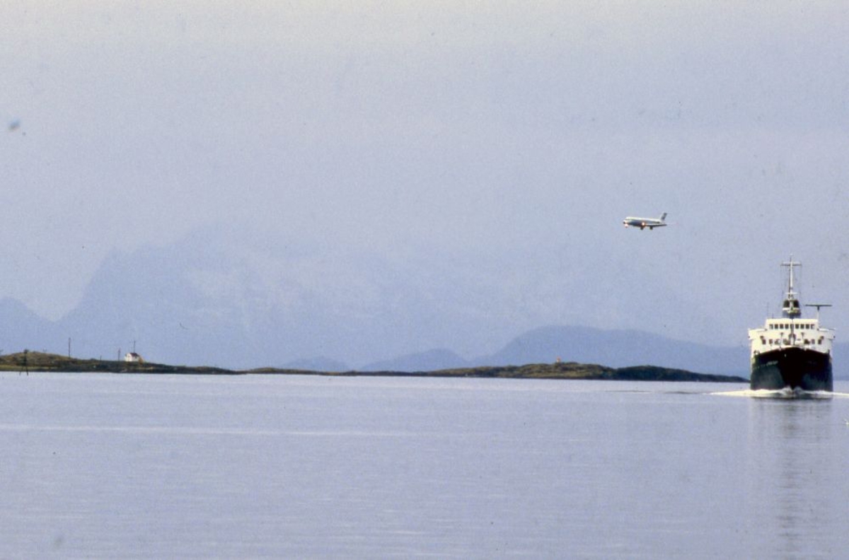 Landskap. Et fly, DC-9 fra SAS og Hurtigruten (Kong Olav), begge på vei til Bodø.