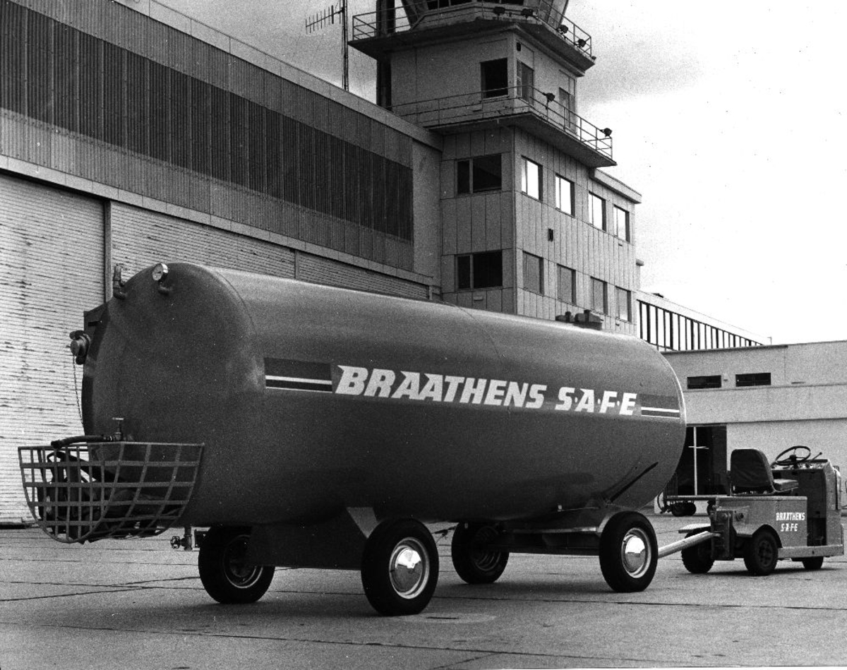 Lufthavn/flyplass. Sola/Stavanger. En gasstank bak en truck fra Braathens SAFE parkert utenfor hangaranlegget.