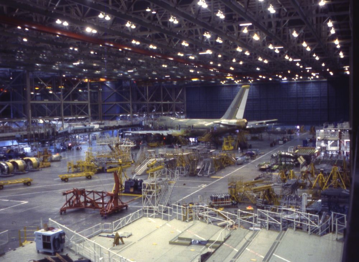 Landskap. Boeings flyfabrikk Seattle. Oversikt over en del av produksjonslokalene til flyfabrikken. Et fly av typen Boeing 747 under produksjon.