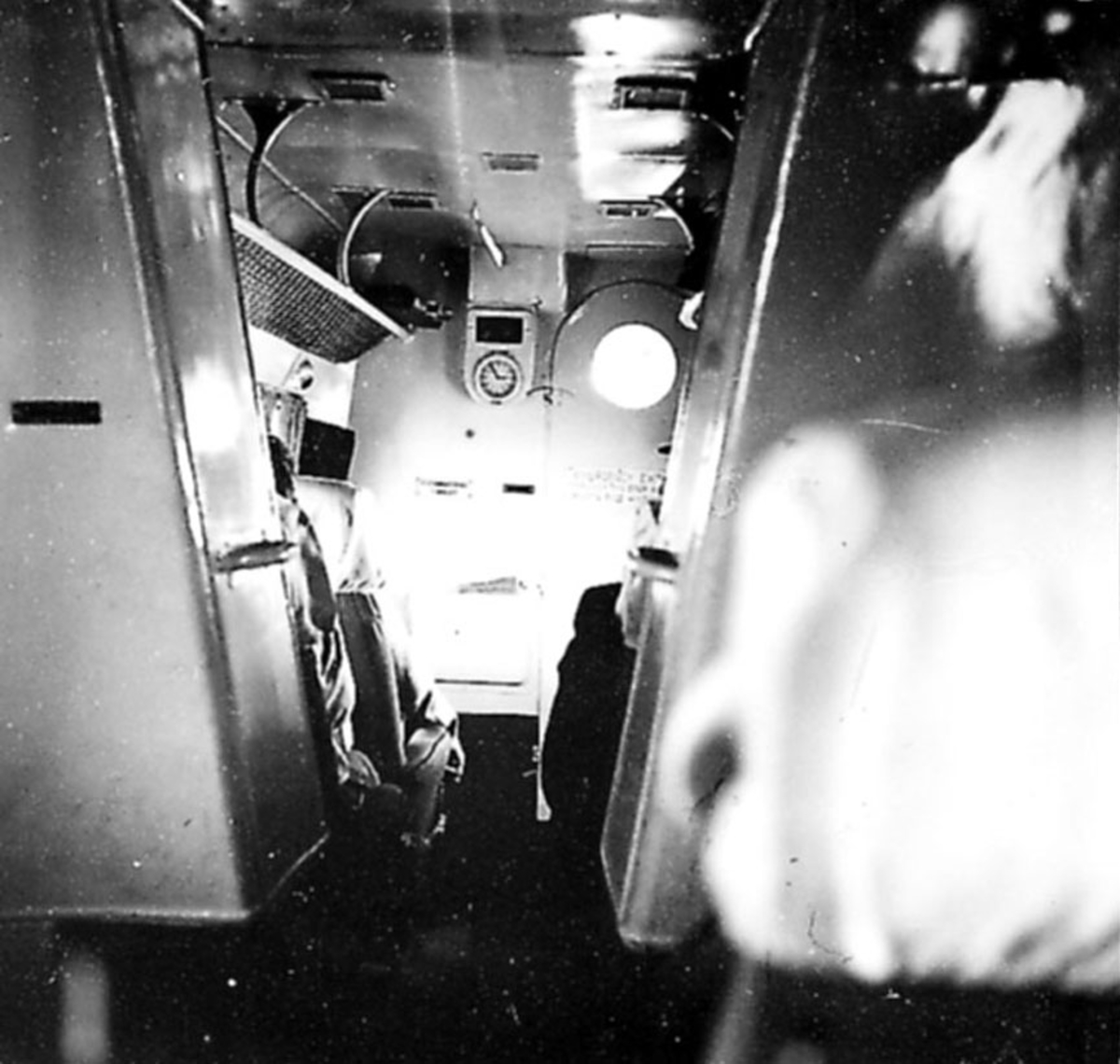 Ett fly, SH. SEALAND. Fra cabinen sett fra midtgangen.