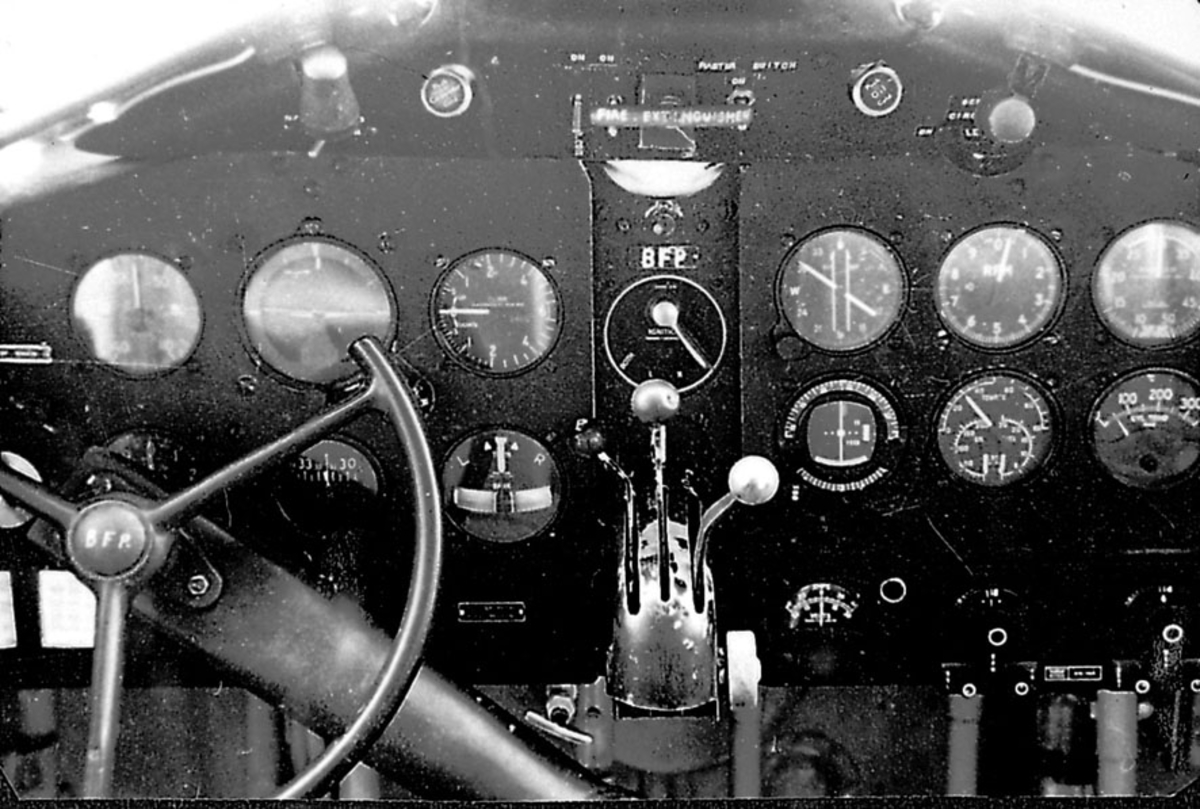 Fra cockpiten på et fly, Norsemann, med instrumenter og styreposisjon.