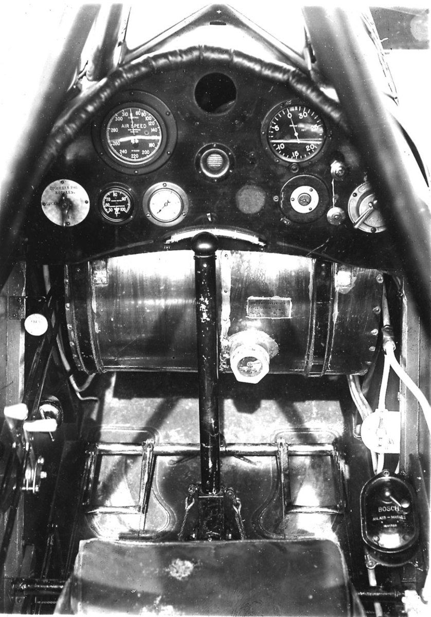Detalj fra åpen cockpit. Fremste cockpit i ett fly, F.F.9 Kaje, med div. instrumenter.