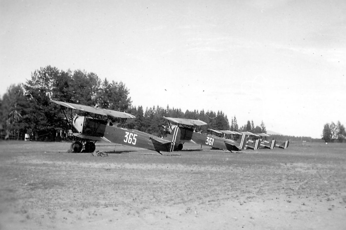 Åpen plass, ant. lufthavn. fem fly på rekke, Fokker CVD.