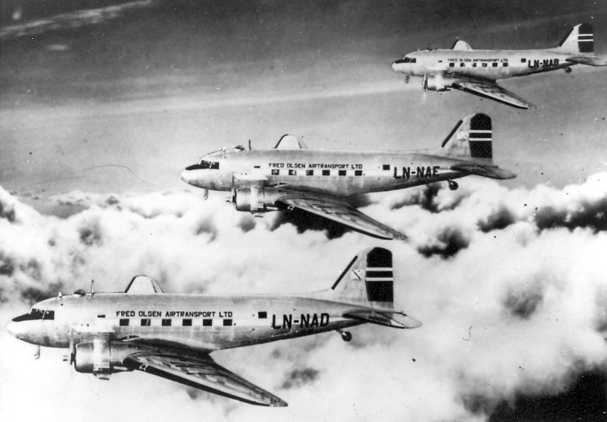 Luftfoto, tre fly i lufta, Fred Olsen Airtransport LTD   C-47A-1-DK LN-NAD, Douglas C-47A-5-DK LN-NAE, Douglas C-47A-5-DK.LN-NAB Douglas.  