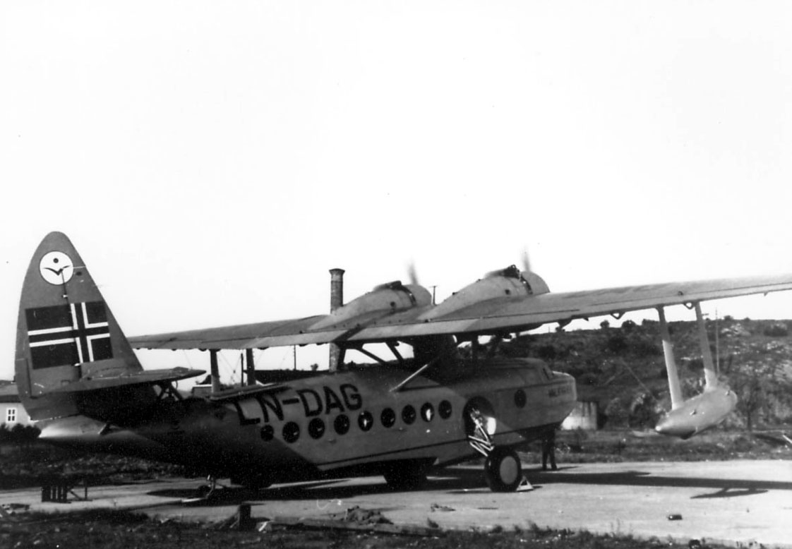 Ant. sjøflyhavn. ett fly på bakken, Sikorsky S-43 "Valkyrien", LN-DAG. Står på land.