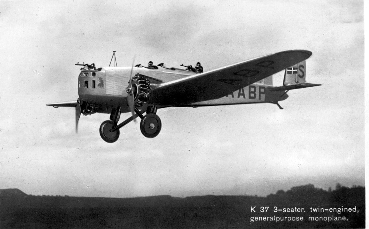 Luftfoto, fly, Junkers K.37 - Svensk. 2 flygere, den bakerste med maskingevær. Maskingevær også foran på nesepartiet.