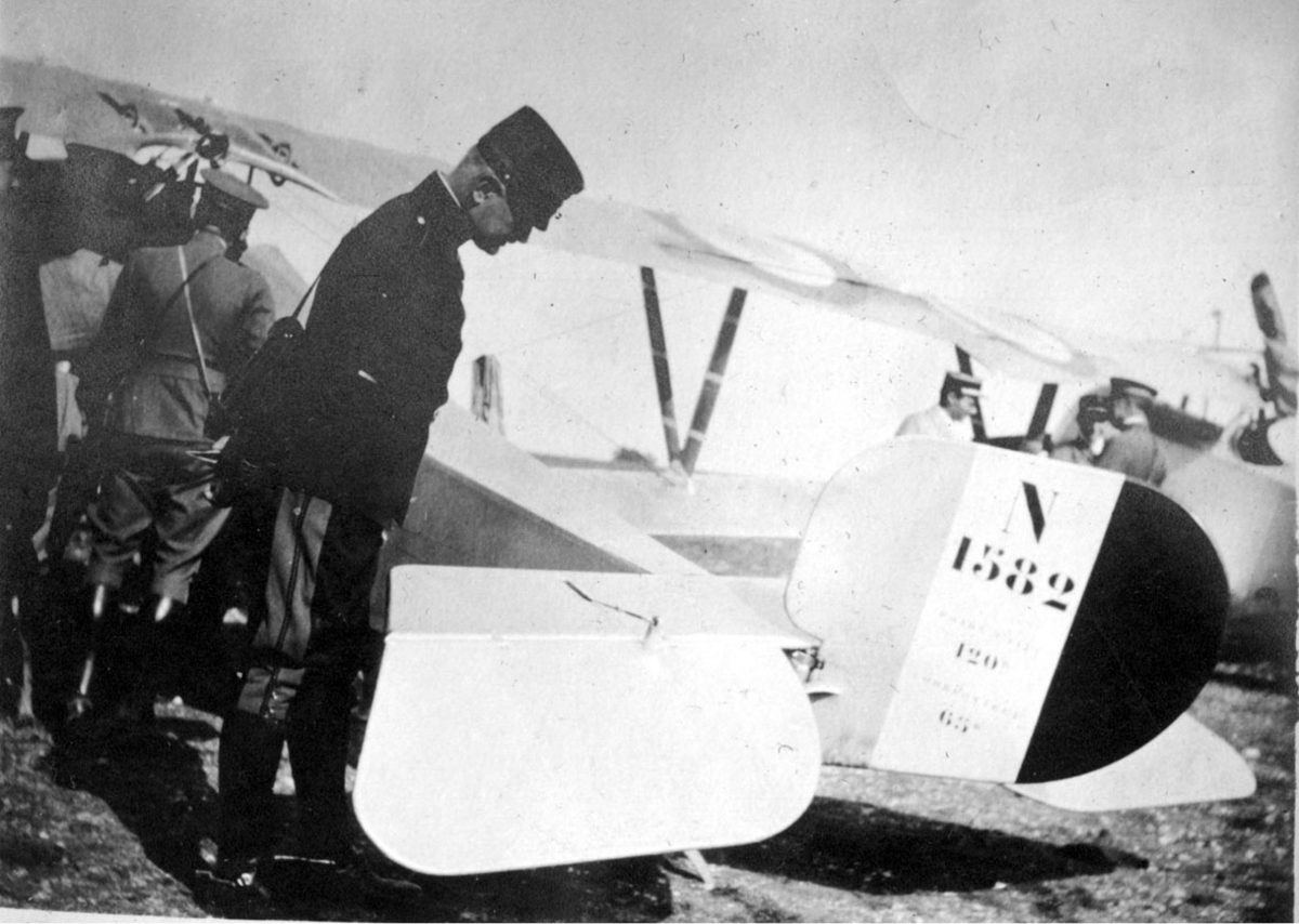 Fly, Nieuport 17C.1 (11C.1)  Skrått bakfra, bakpartiet. Står på bakken. 1 person ved flyet.