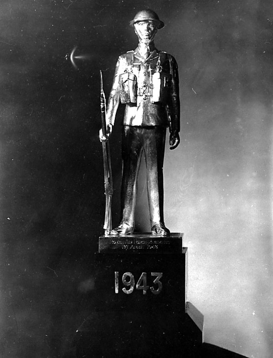 Statue over militær soldat i uniform og med gevær. 1944 på fundamentet.