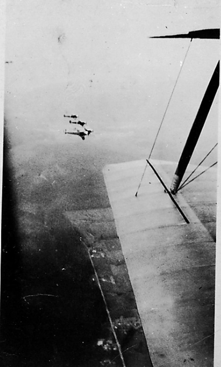 Luftfoto, 3 fly i lufta, Hauk. Bildet tatt fra Kaie 1, litt av flyvingen sees.