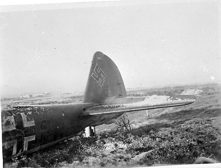 Flyvrak - flyhavari, Junkers JU-88 A eller D A6+PH. Ligger på bakken, Bakparten skrått forfra