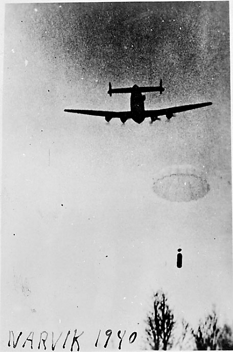 Luftfoto, 1 fly, JU-90, undersiden sett bakfra. Dropp - fallskjerm med utstyr på vei mot bakken. Narvik under 2. verdenskrig.