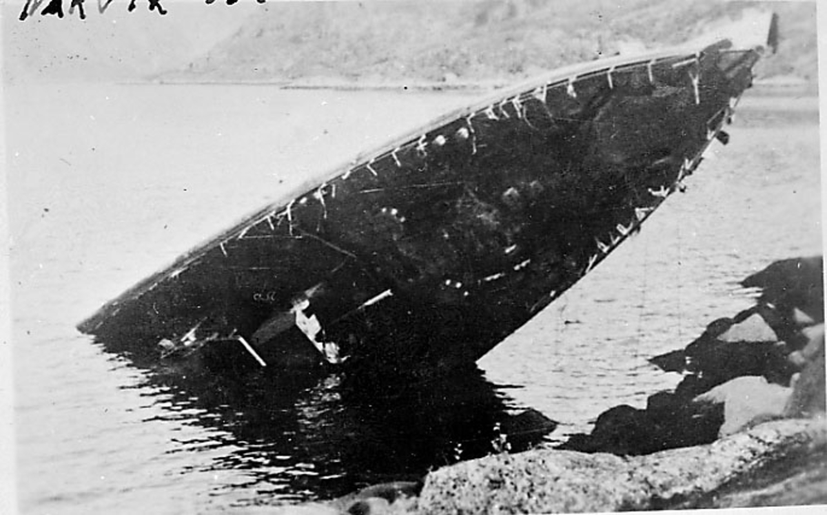 Havneområdet, fartøy nedsunket med baugen over havoverflata. Narvik under 2. verdenskrig.