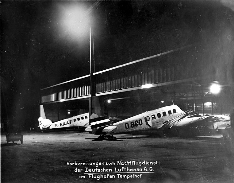 2 fly på bakken foran bygning - hangar. Foran D-880, bak S-AAAT. Begge Junkers G 24
