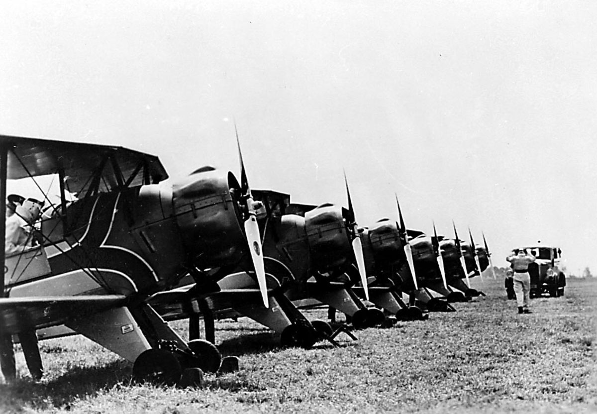Lufthavn. Flere fly på rekke Bucker BU 133 Jungmeister fra Luftwaffe (kunstflugstaffel).