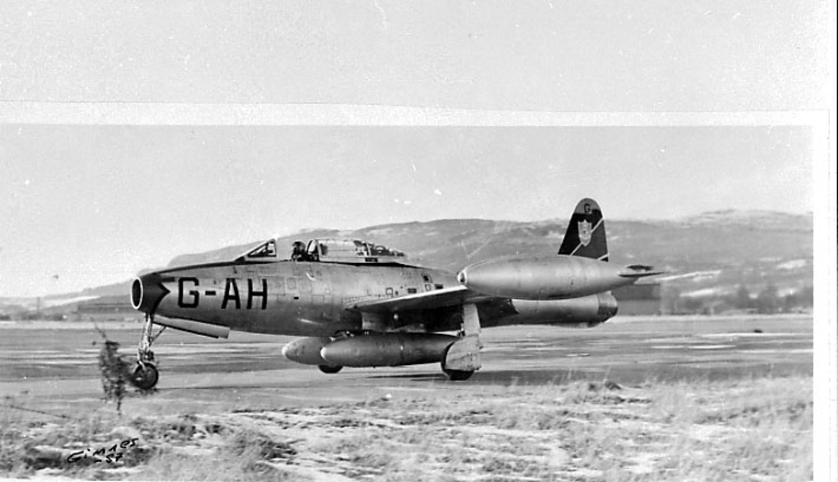 Lufthavn, 1 fly på bakken, F-84G. Thunderjet. -6, AH-G, fra 332 skvadronen. Sett fra siden.