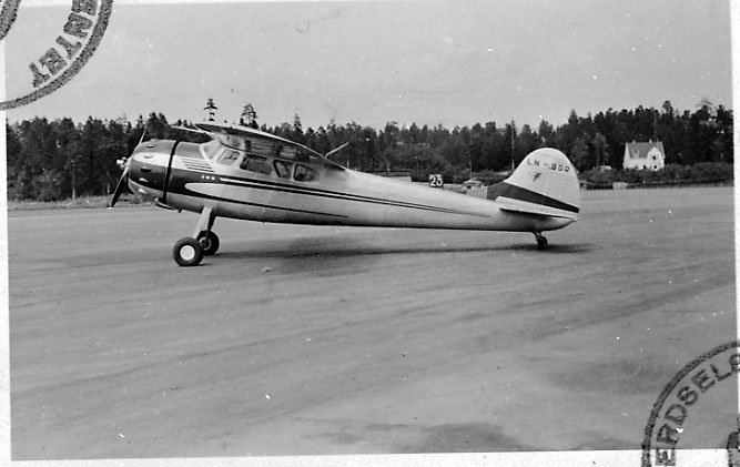Ant. lufthavn. 1 fly på bakken, Cessna 195B, LN-BDR, fra Thor Solberg Aviation A/S.