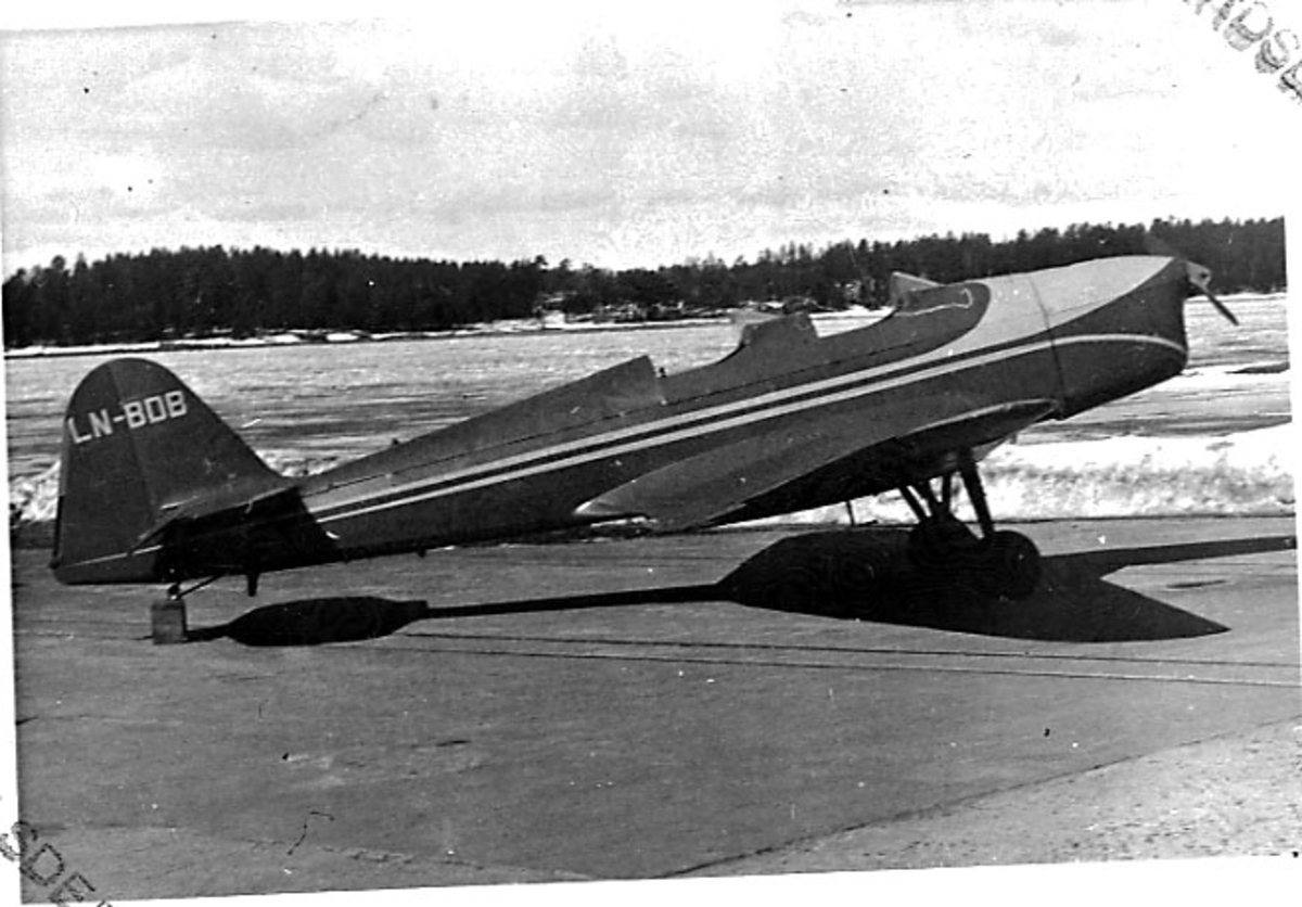 Lufthavn, 1 fly på bakken, Klemm 35D, LN-BDB, fra Flyklubben "Serfo" (fra 19.09.1956).