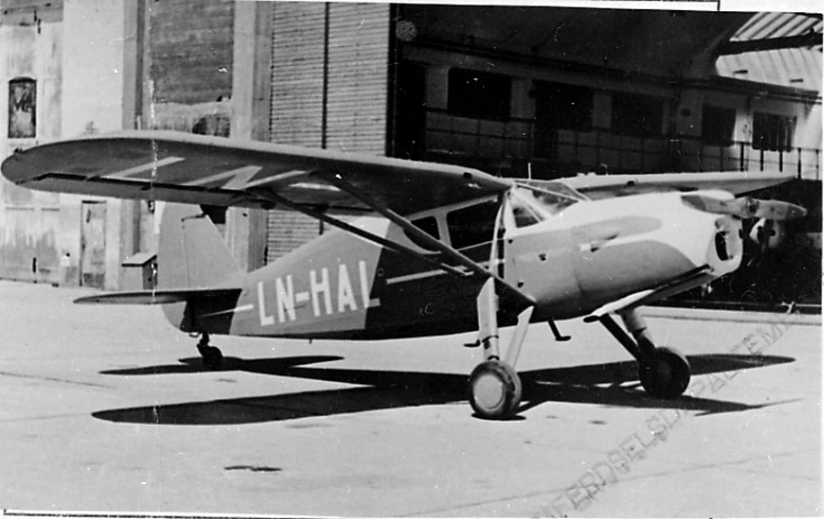 1 fly på bakken, UC 61 K Fairchild Argus III) MAA 132823, LN-HAL, fra Dagbart Hareide (fra 03.09.1948)