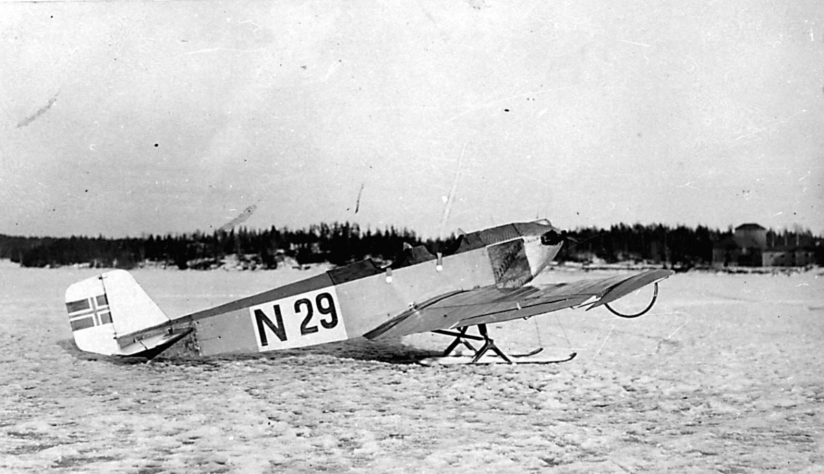 1 fly på bakken, Klemm L.20 fra Leif Lier & Steen A/S Oslo.