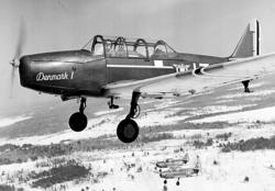 Luftfoto. 3 fly i formasjon Fairchild PT-26-FA Cornell og M-