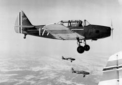 Luftfoto. 3 fly i formasjon Fairchild PT-26-FA Cornell I og 