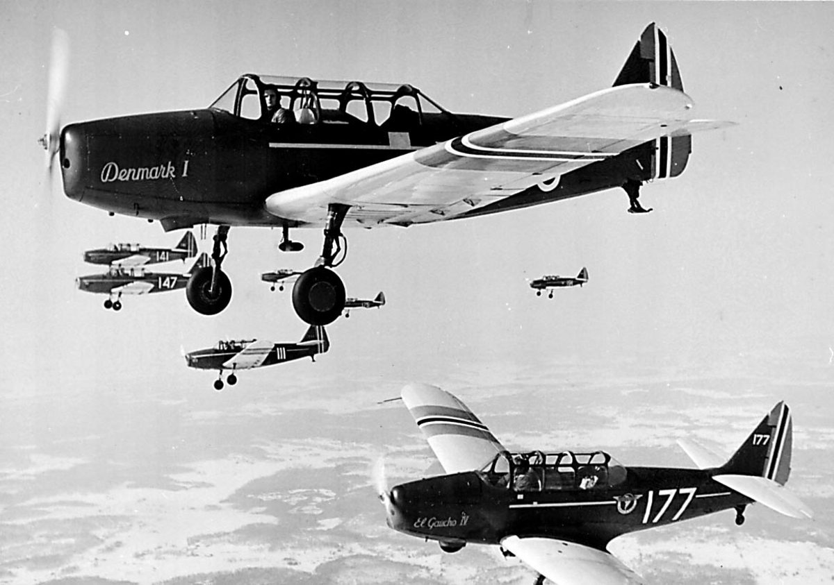 Luftfoto. 3 fly i formasjon Fairchild PT-26-FA Cornell I og M-62A, bl.a. 179, 177, 147, 141, fra Hærens Flyvåpen i Toronto. 