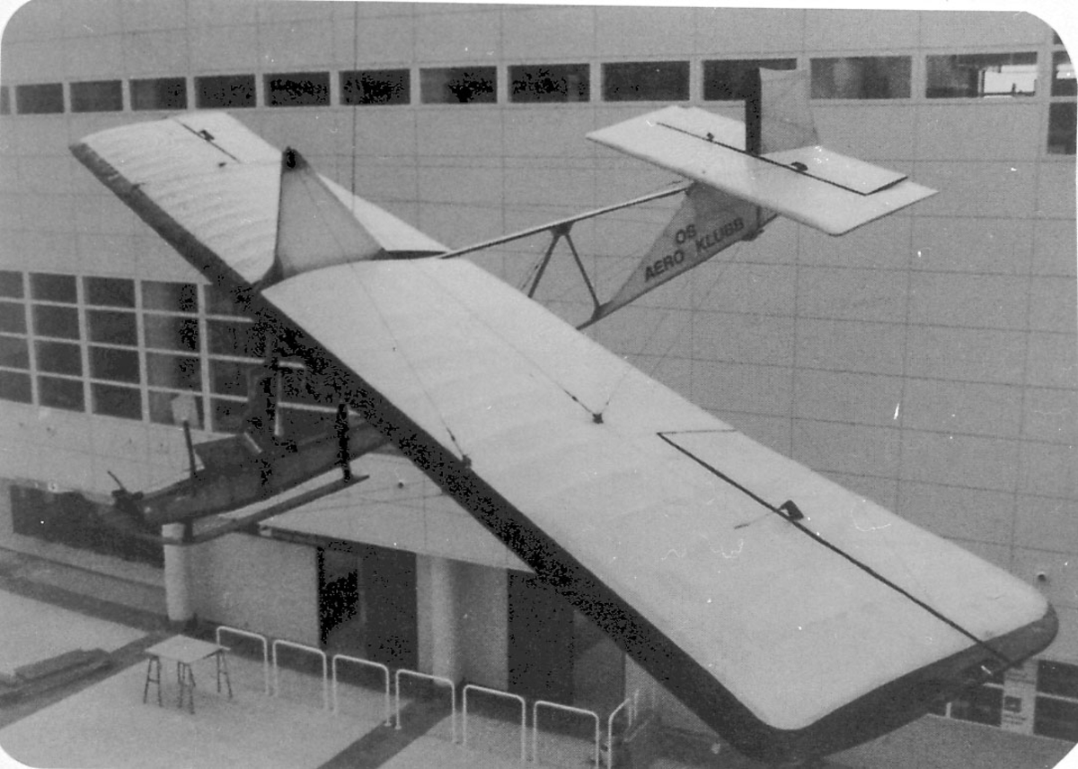 Maskinkopi av 1 foto. 1 fly Grunau 9. (Henger i taket inne i bygning).