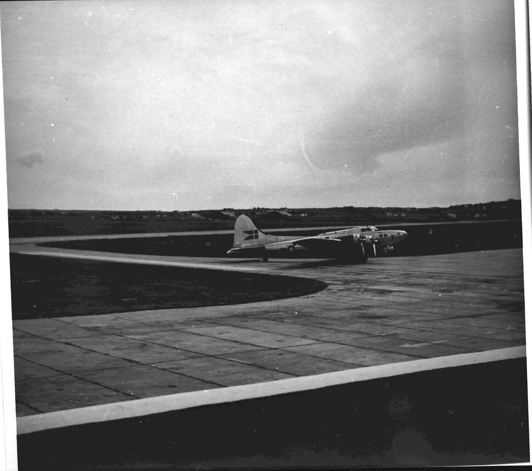 Lufthavn, 1 fly på bakken, B-17 Flying Fortress, 672, fra Dansk Flyvåpen