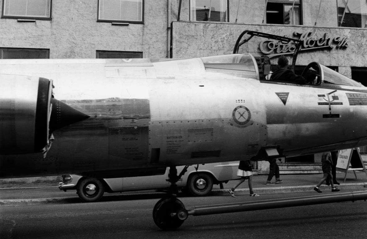 Ankomst.  F-104G taues gjennom Bodø by.