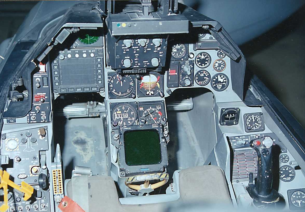 Lufthavn-flyplass. Cockpit F-16 - Norsk Luftfartsmuseum / DigitaltMuseum