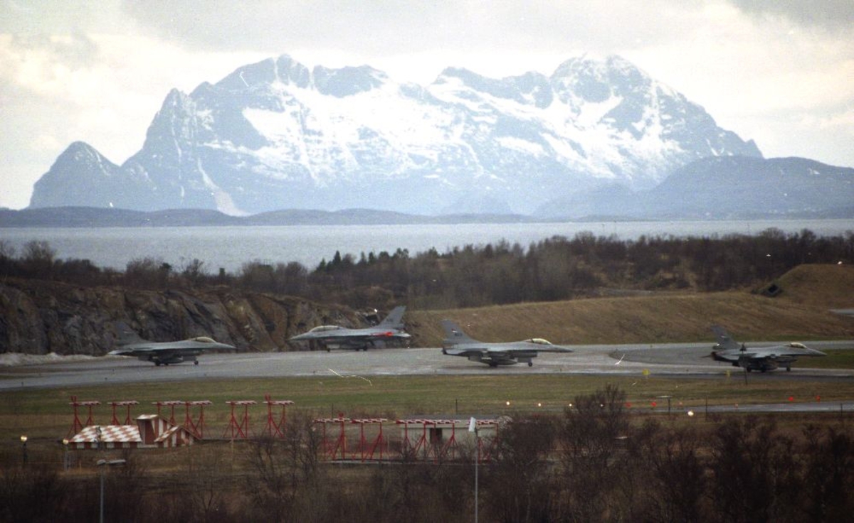 Militærfly.
Norsk Luftfartsmuseums åpning militære del. Som et ledd i åpningsseremonien gjør et antall F-16 seg klare til formasjonsflyvning. I bakgrunnen Sandhornet på Sandhornøya.