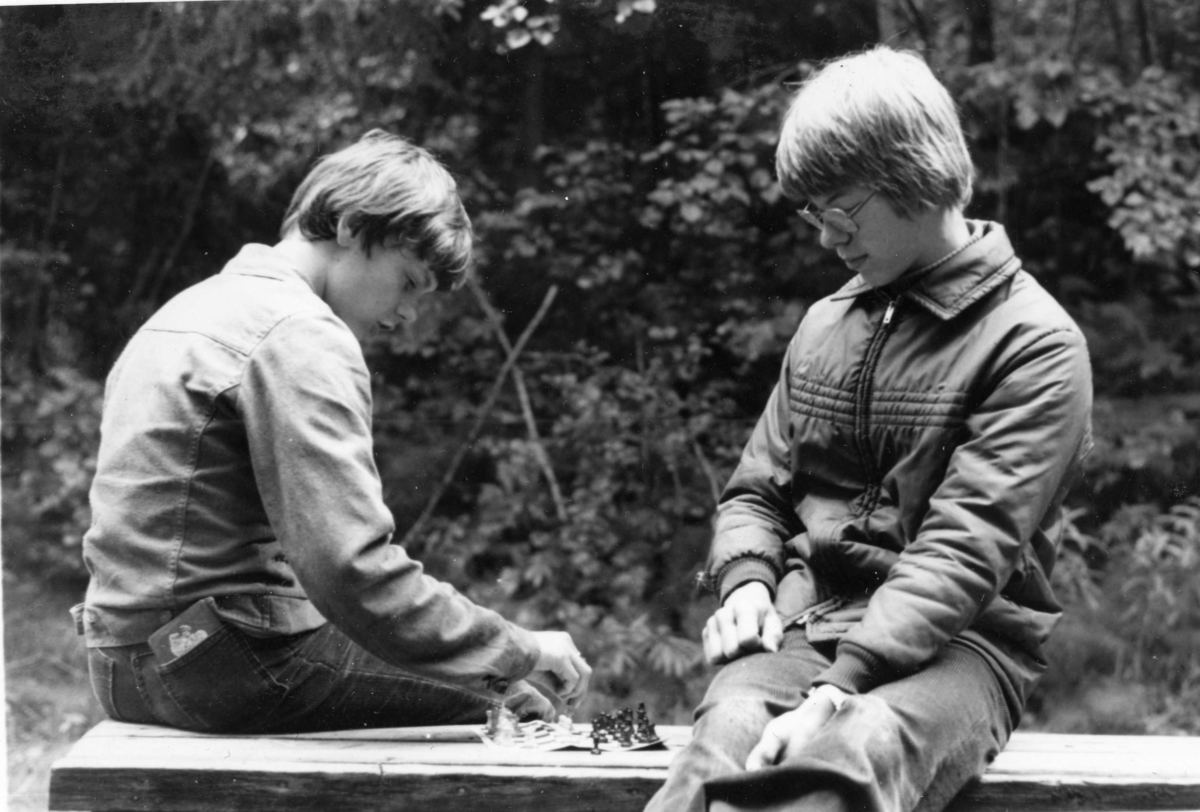 Sigurd  ? og Kåre Henning Lindtveit spiller sjakk ut. Ca. 1970.