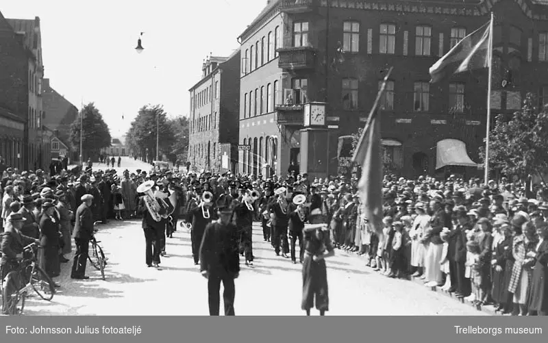 Svenska flaggans dag 1937. Orkester paraderar på Algatan. Negativ Johnsson 12625.