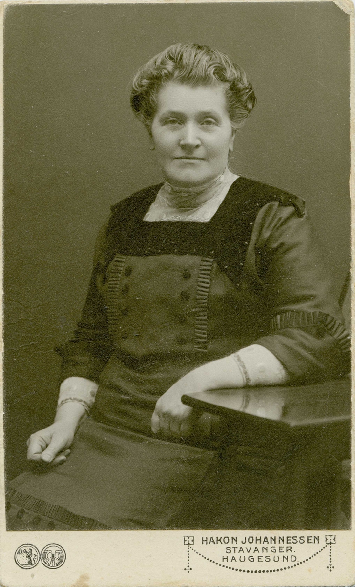 Portrett - Britha Thorstensdtr. Vormedal gift med Knud Vormedal. 
Født 11/9 1860 - d. 7/2 1932 .