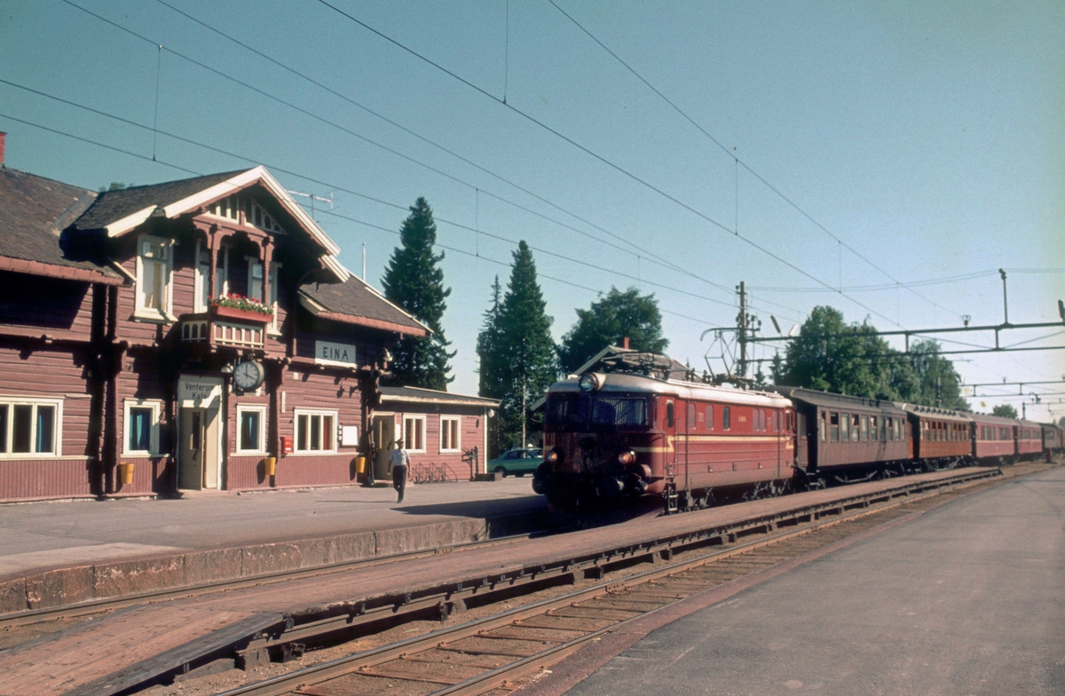 Persontog 207, Oslo Ø - Gjøvik, ankommer Eina stasjon.