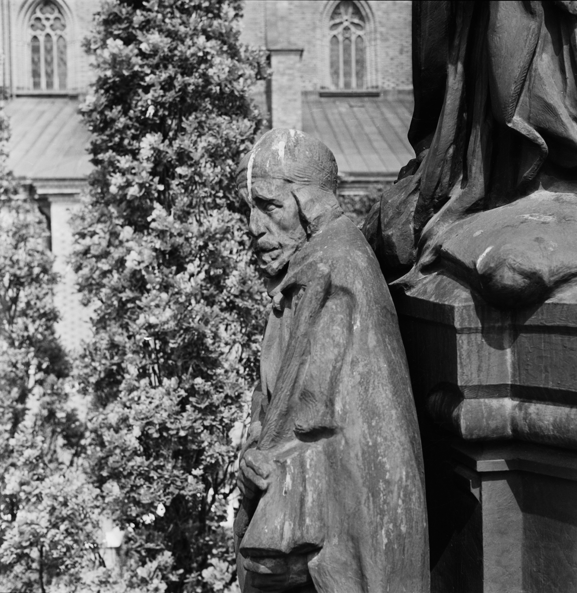 Staty av ärkebiskop Jakob Ulvsson vid Uppsala domkyrka