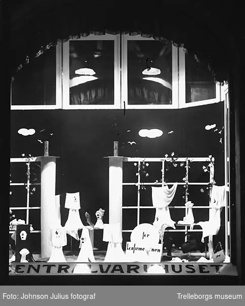 Centralvaruhusets skyltfönster år 1934.