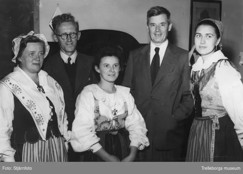 Tre kvinnor i folkdräkter samt två män på Hemgårdens Skåneträff. Från vänster: Ingrid Nilsson, Otto Krabbe, Jetti Ginda, Gay von Weissenberg och Lotten Andersson.