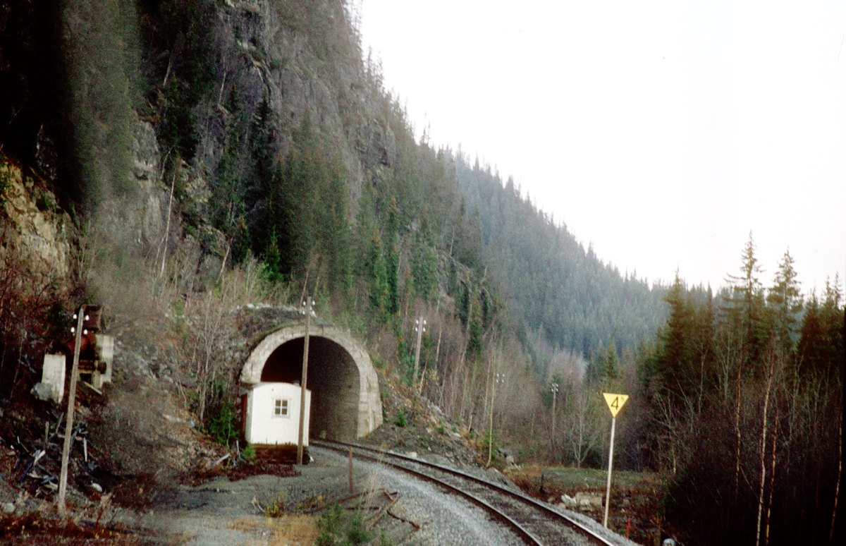 Valdresbanen. Høgberget tunnel. Sett fra lokomotivet i tog 281 (Oslo Ø - Fagernes).