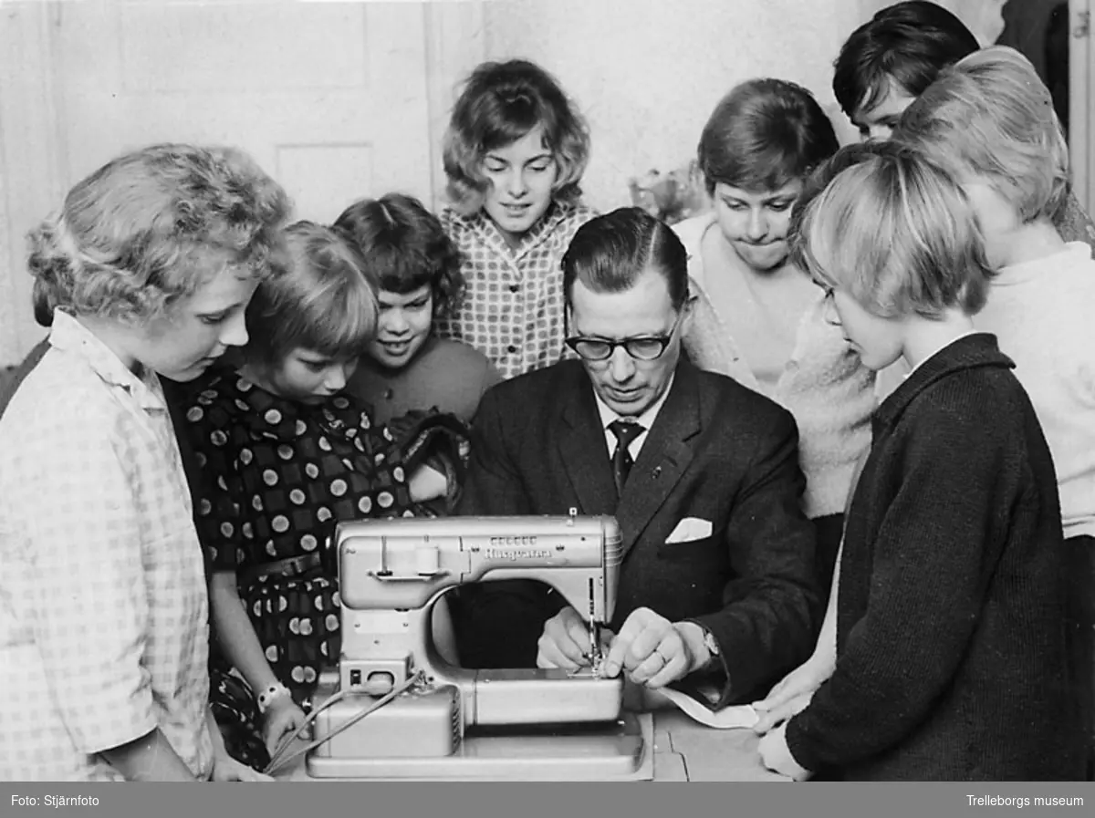 Friska Viljor ordnar sykurs för flickor, 2/3 1961. Representant Sven Fransson omgiven av intresserade ungdomar. Till höger om Sven står Christel Borglin, Alves Borglins dotter.