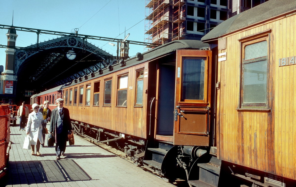 Oslo Østbanestasjon. Reisende går ombord i tog 207 til Gjøvik. Denne sommeren gikk det fortsatt mange trevogner på Gjøvikbanen.