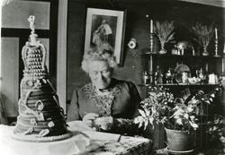 Sarah Armistead i stua på Skotheim