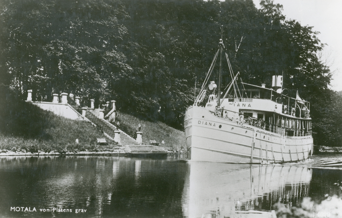 Passagerarångfartyget DIANA av Göteborg i Göta kanal vid Motala och von Platens grav.