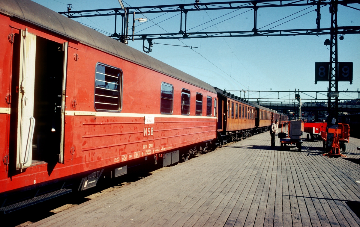 Persontog 207 til Gjøvik i spor 8 på Oslo Ø.