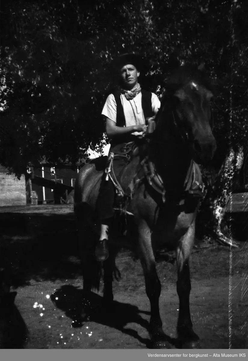 Roar Jøraholmen iført cowboyhatt rir på en hest om sommeren, 1943.