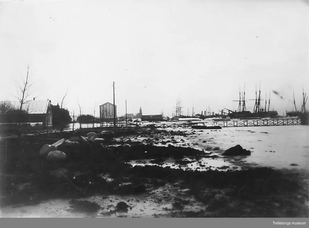 Hamnen på 1890-talet.Till höger i bild ser man segelfartyg och till vänster Ångkvarnen.