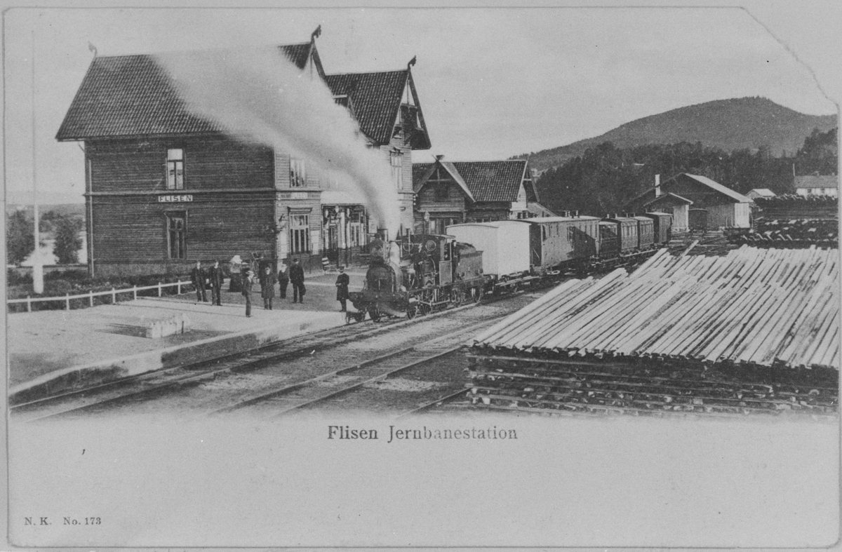 Blandet tog på Flisen (Flisa) stasjon på Solørbanen, trukket av damplok type 5 nr. 21. N.K. (Narvesen Kioskkompani kort nr. 173.