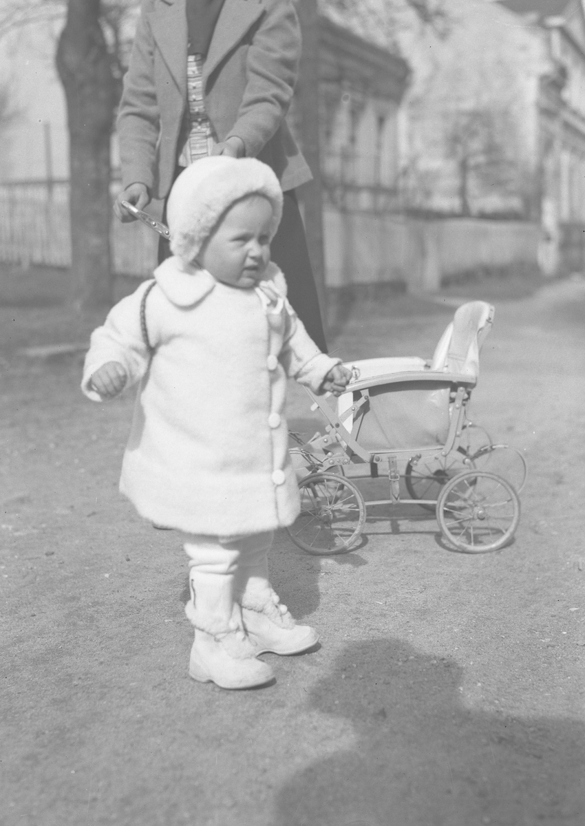 Kari Bull ved barnevogn, moren i bakgr. Kragerø 16 April 1939 ...