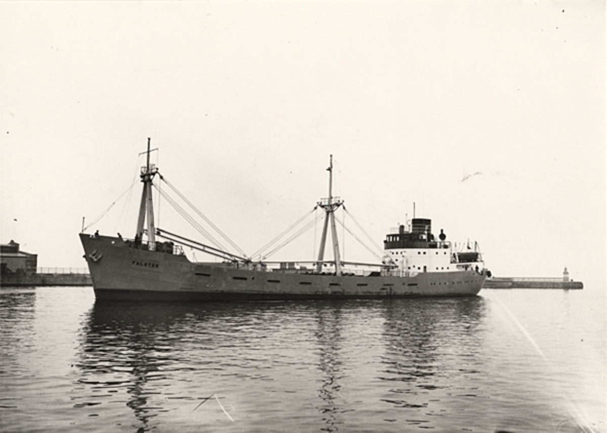 Lastmotorfartyget "FALSTER" av Kristinehamn i Köpenhamn under 1950-talet.