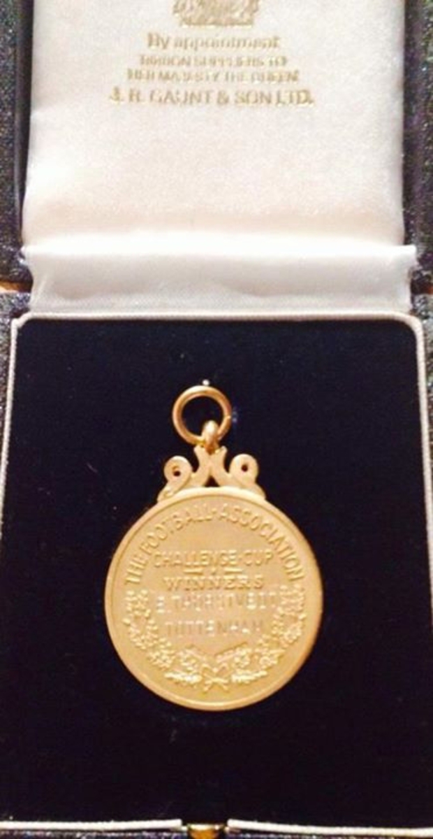 Erik Thorstvedts medalje etter at han ble første nordmann cupmester i England med Tottenham i 1991.